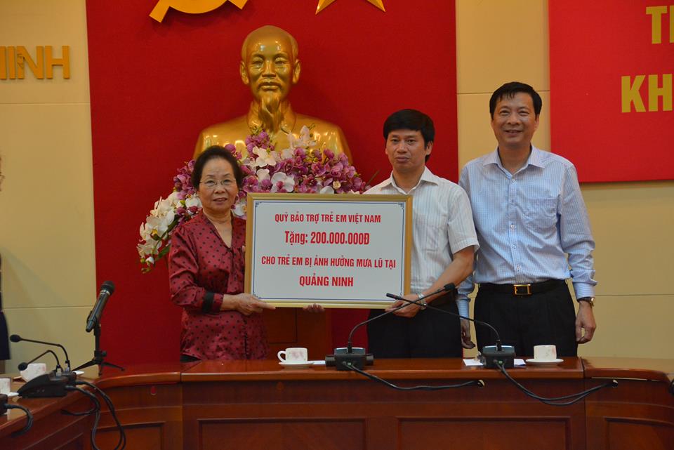 ທ່ານນາງຮອງປະທານປະເທດຫງວຽນທິຢວານຢື້ຢາມຖາມຂ່າວ,ລະດົມກຳລັງໃຈປຊຊເຂດຖືກນ້ຳຖ້ວມ